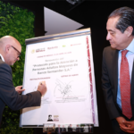 Santander reafirma su compromiso con la atención a adultos mayores al renovar la insignia otorgada por la CONDUSEF