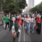 Entre goles, abrazos y celebración aficionados celebran en el Ángel de la Independencia usando sus máscaras Shark CryoGlow™