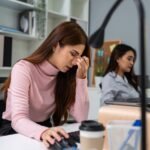 El cansancio constante no debe normalizarse: especialistas llaman a reconocer las señales del agotamiento laboral